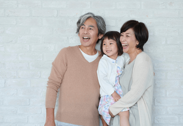 おじいちゃん、おばあちゃんとの時間。世代を超えた愛情が、子どもの心を豊かにする。