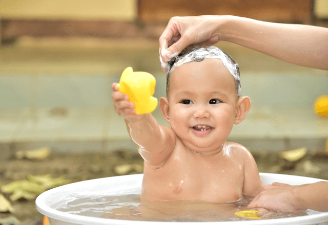 子どもがシャンプーを嫌がる・フケが出るときはどうする？時期や対策方法を解説