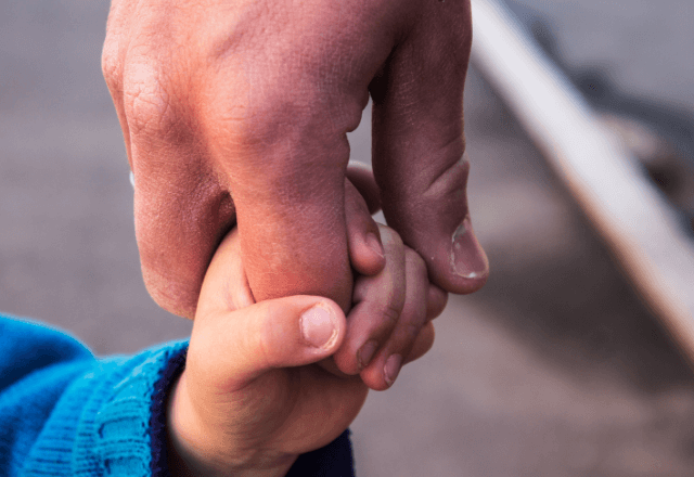 花火大会の帰り道…ふと手を繋いできた“知らない子ども”。顔を見た瞬間⇒【想像を超える展開】に「えっ！」