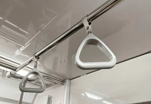 電車で…妊婦の前で“優先席を占領する”女子高生。乗客が注意した結果⇒去り際の【あり得ない捨て台詞】に絶句…