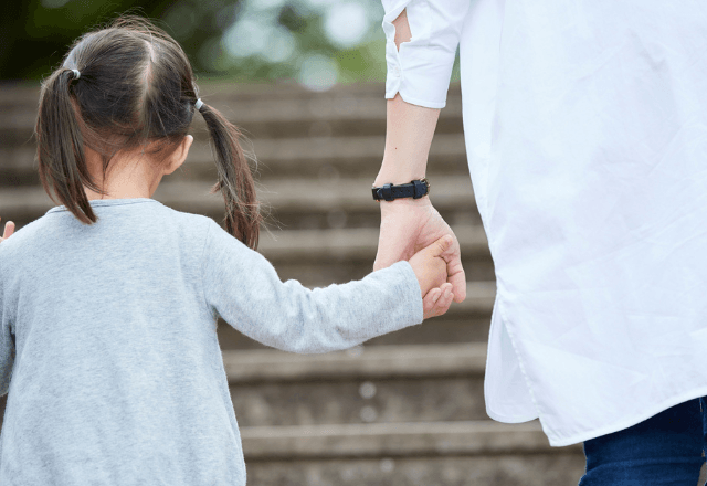 自分で歩かない3歳児の心理とは？楽しくお出かけするための練習法