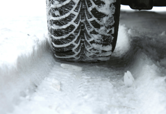 豪雪で埋まったトラックを住民で救助。運転手「ありがとう！」数ヶ月後⇒家の前の“道路の異変”に住民全員涙…