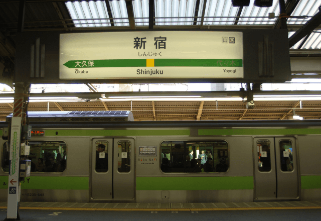 電車で…座席に座った直後→向かいの中年女性の乗客が取った”まさかの行動”に「…え！？」