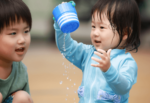 夏の水遊びをもっと楽しく！子どもが喜ぶアイデアゲーム集