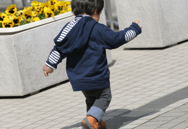 混雑したサービスエリアで…1人で歩く2歳位の女の子に違和感が。こっそり後を追った結果⇒衝撃の展開にゾッ…