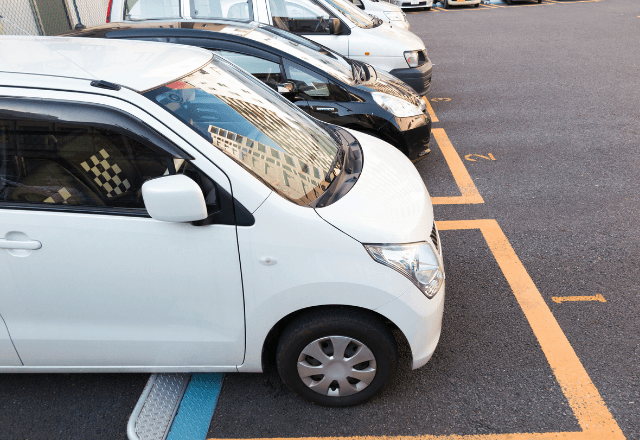 買い物後…駐車場の車に“見覚えのない傷”。防犯カメラを確認した結果⇒犯人の【逃走前の行動】に鳥肌…