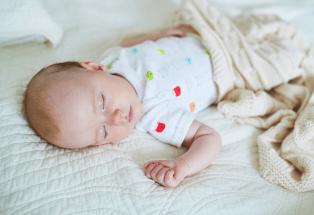 生後4ヶ月の赤ちゃん、理想の睡眠時間と日々のリズムを見つける秘訣