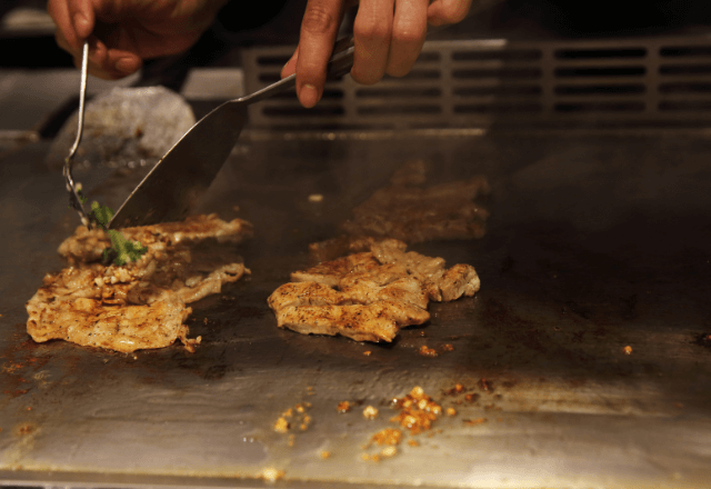 鉄板焼き店で…店員「匂いがつくので服や鞄にこの布をかけてください」客「はい」その直後⇒客が布をかけた先に唖然…