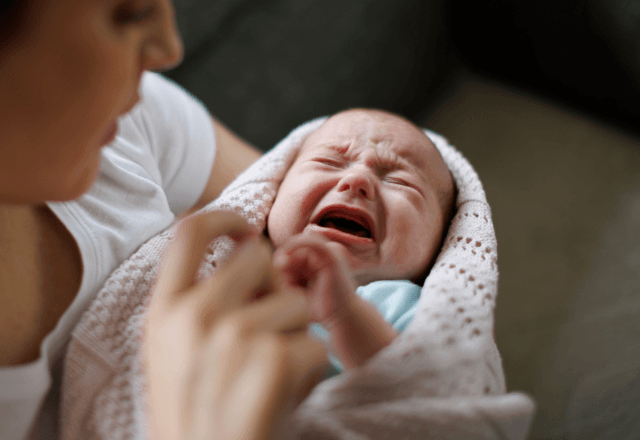 子どもが泣き止まない夜に、親が心折れないための小さな工夫