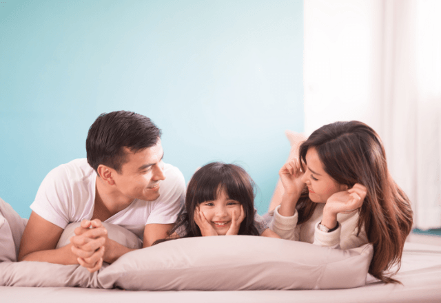 子どもと添い寝はいつまで？川の字で寝る利点や卒業の目安を解説