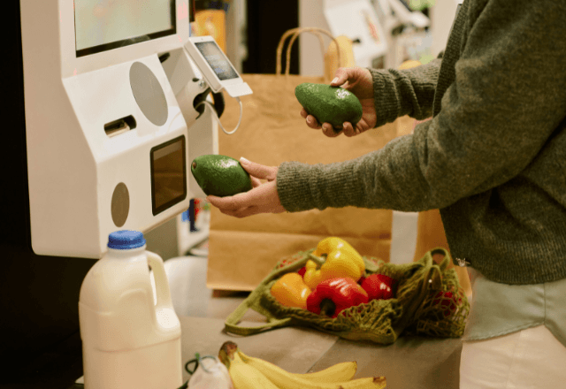 客「人の方が早い！」店員「申し訳ありません」セルフレジに激怒する客。直後⇒まさかの【強引な行動】に唖然…