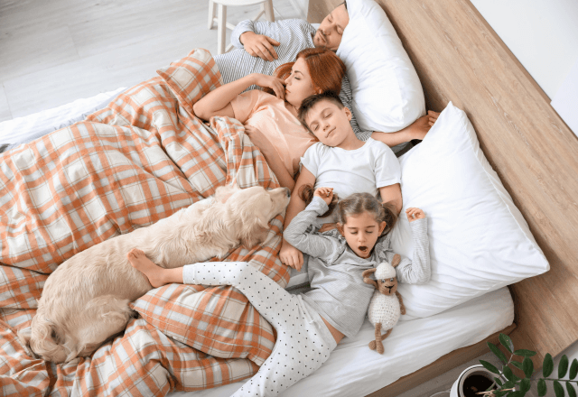 子どもといつまで一緒に寝る？川の字で眠るメリットと卒業の目安