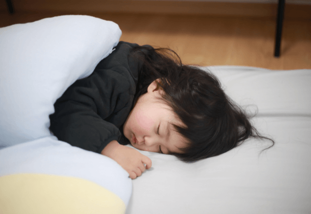 寝かしつけの苦労は「朝」に解決できる？プロが実践する、夜スッと寝てくれる"最強の目覚まし"