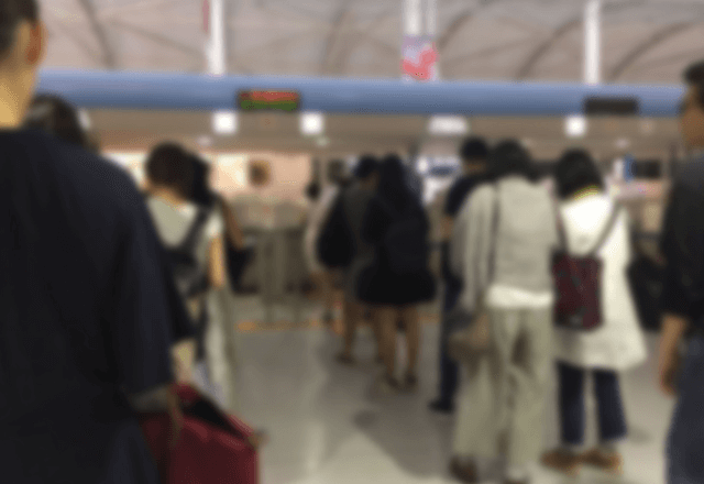 空港で…係員「お客様、お探ししていました！」客「え？」直後⇒「こちらへ…！」車で連れて行かれた先に驚愕して…