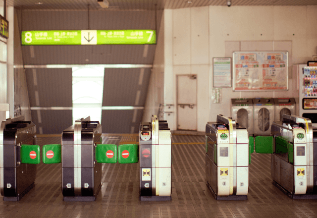 駅で…「絶対返します！」見知らぬ女性に電車代を貸した私。後日⇒女性から届いた【まさかの連絡】に「えっ…！？」