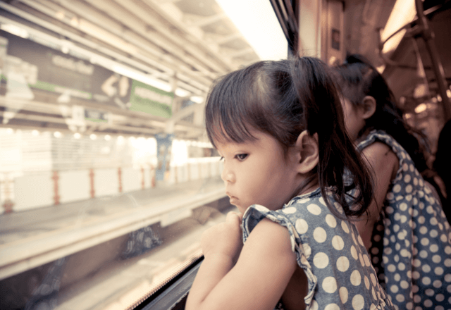 混雑した電車で…子どもが足をバタバタ。乗客に靴が当たった直後⇒“子どもの足”に手を伸ばした人物に「えっ？」