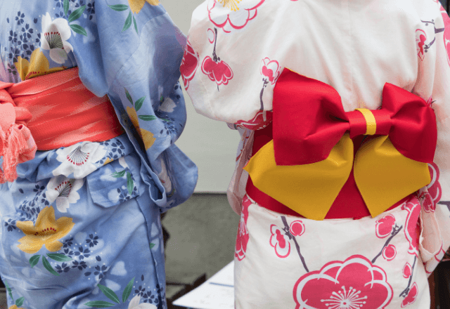花火大会で…友人「座れる場所ないね…」男性「ここどうぞ」有り難く座った直後⇒男性の【正体】に背筋が凍る…