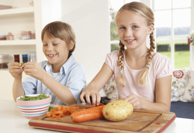 子どものお料理デビューにはピーラーがおすすめ！安全な使い方と選び方のコツ
