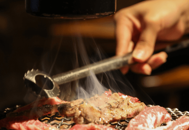家族で焼肉屋へ…「肉の味わかる？（笑）」女性客を見下す店主。直後⇒母に放った【信じられない暴言】に絶句…