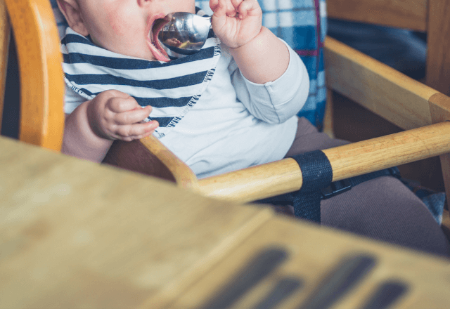 レストランで…向かいの家族に違和感。ふと足元を見た瞬間⇒「おいっ！！」父親から子どもを奪い取ったワケ…