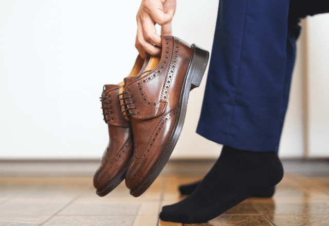 夫「ただいま、残業で遅くなった」妻「遅かったね」だが次の瞬間⇒「これは何？」妻が指さすソレに「え…？」