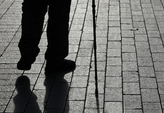 通勤中、道に迷う老人を案内した私。1ヶ月後⇒職場に“私の名前”で予約が…現れた客の正体に「え…！？」