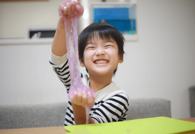 【初めての自由研究】実験気分で楽しむ！基本の「スライム」の作り方と安全のポイント