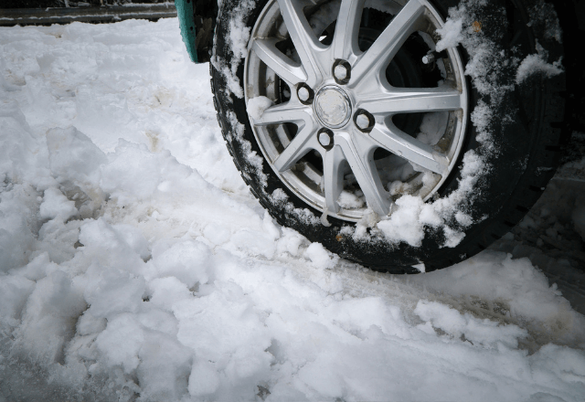 雪道でスピンする猛スピード車。寸前で止まった直後⇒車から降りてきた若者の【衝撃の行動】に「てめぇ…！」