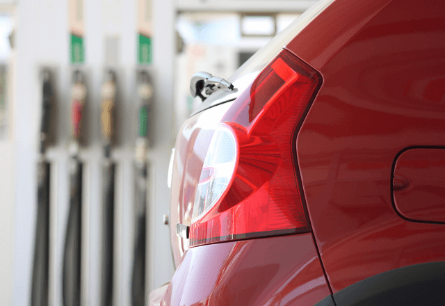 ガソスタで…車をぶつけた男「時間がないから帰る！」私「は！？」直後⇒“現れた人物”に男が絶句して―！？