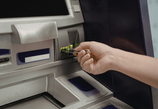 忘れ物を交番へ…「謝礼は結構です」と辞退した私。数日後⇒持ち主からの【最高すぎるお返し】に大歓喜！？