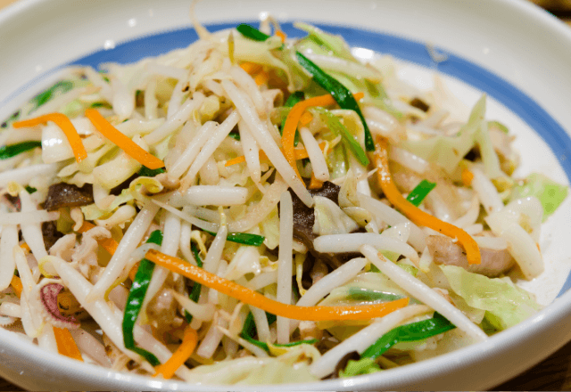 定食屋で…常連客「その野菜炒め、美味いだろ？」私「はい…」直後⇒「貸してみ？」ラー油を大量投入されて―！？