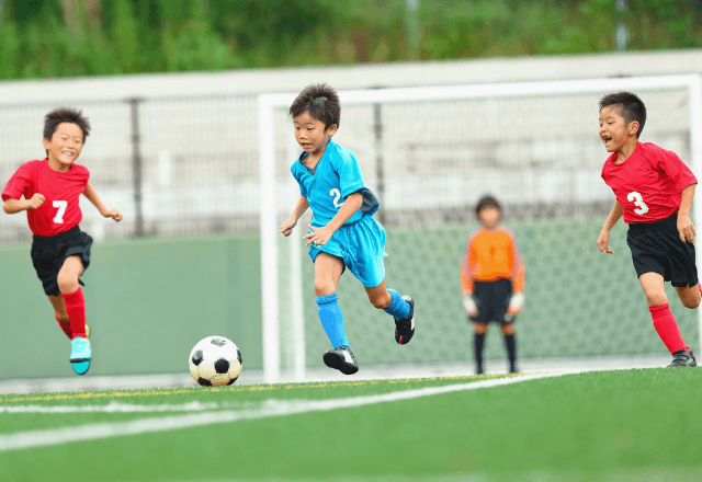 子どもにサッカーを習わせたい！始める時期や教室の選び方と費用