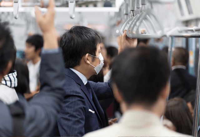 満員電車で…体調不良を女性を救った男性。後日⇒「あの2人って…」ホームで目撃した【まさかの光景】に涙…