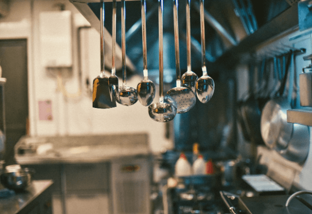 レストランで…傘を振り回す女性客「詐欺だ！」店長「通報します」直後⇒女性客が“厨房へ走り出した”ワケ…