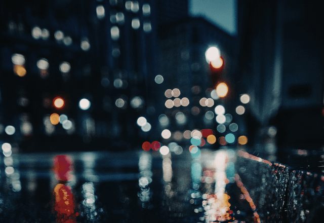 雨の夜…転倒した老人を助けた私。意外な再会後⇒提案された【まさかの恩返し】にバイト先が大歓喜…！？