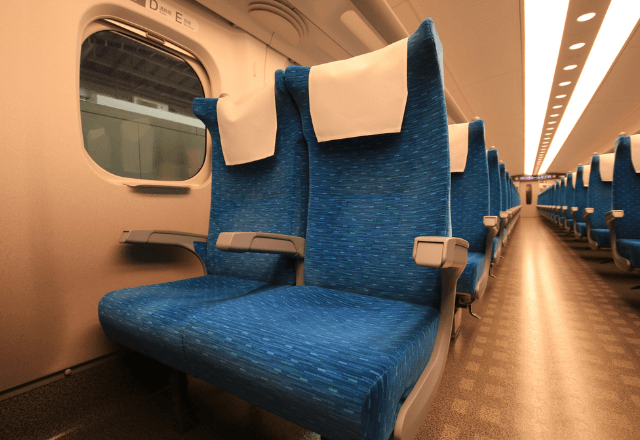 新幹線で…「早くどけ！」私の荷物を勝手に退ける子連れ女性。直後⇒【ある人物の一言】で顔面蒼白―！？
