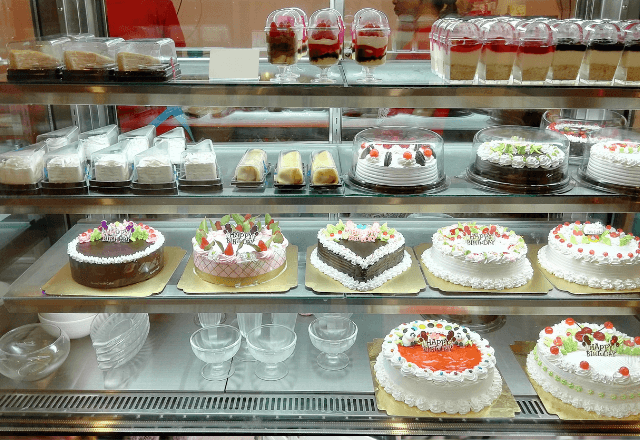 ケーキ屋で…私「チョコケーキ下さい」店員「はい」だが会計時⇒「お釣りでーす」小銭を投げられて―！？