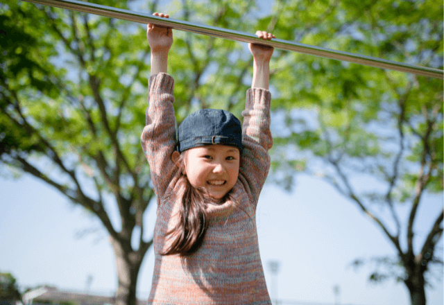 鉄棒の前回りを楽しくマスター！怖がらない教え方とコツを紹介
