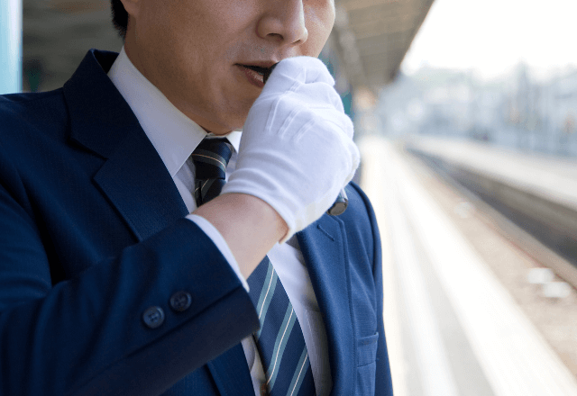 『いつ動くんだよ！賠償金払えよ！』電車遅延で駅員に激怒する男性。直後⇒若者の一言に空気が一変して―！？