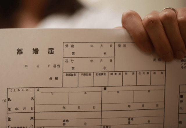 「俺と離婚してくれ」突然、突き付けられた『離婚届』に困惑。直後⇒告げられた”離婚理由”に「そんな…」