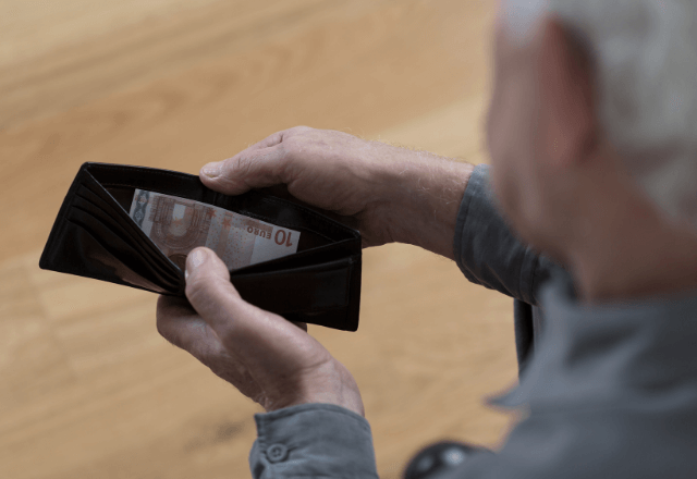 義実家で…突然夫の財布を漁り、札をヒラヒラさせる義父。直後⇒「男はな…」究極のノンデリ発言に「は？」