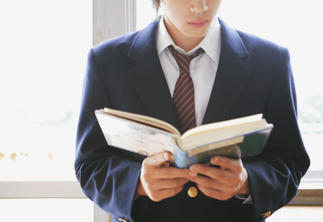 満員電車で…“立ちながら勉強する”受験生に、席を譲った数ヶ月後⇒「待って！」まさかの場所で呼び止められ…