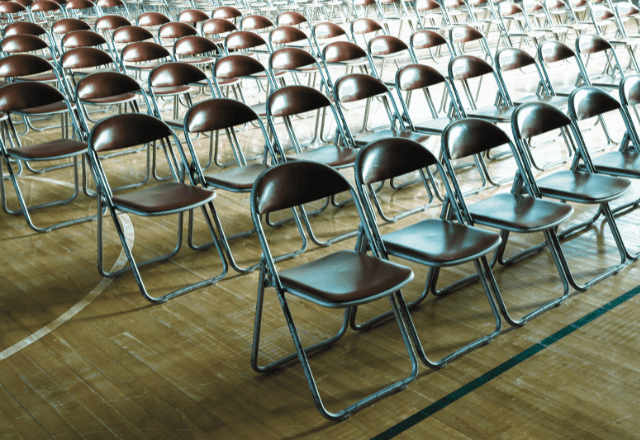 学級崩壊したクラスの卒業式で…続々と立ち上がり大きな声を上げだす生徒たちに嫌な予感が。私「まさか…」