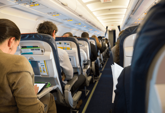 飛行機で…ぐずる子どもに青ざめる母親。乗客が冷たい視線を向けた直後⇒「ほら…」老夫婦の行動に母親涙…