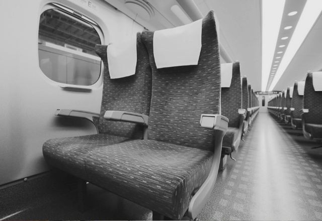 新幹線で…「停電した！」突然の急停止に車内は騒然。直後⇒隣の客「これどうぞ」【手渡されたモノ】に涙…