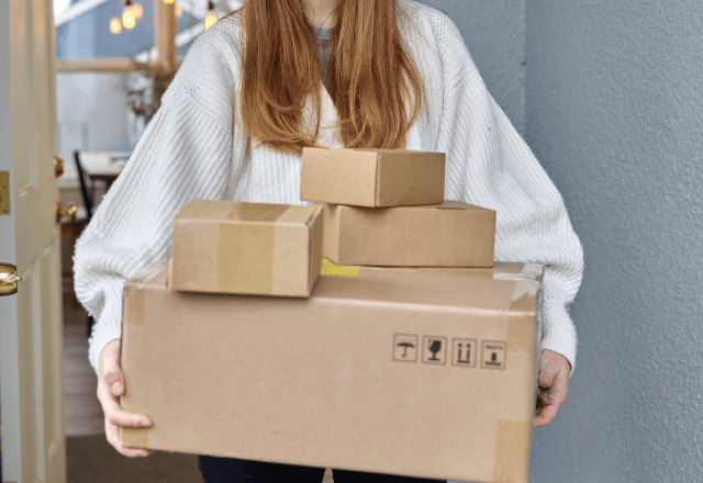 駅で…「持ちますよ！」重い荷物を持つ老人を助けた私。数日後⇒自宅に届いた【特大サイズの恩返し】に感激…
