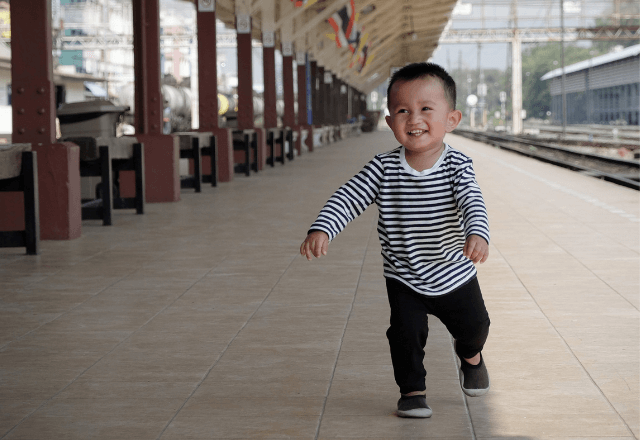 新幹線ホームで…乗車待ちの家族が。だが直後→「あ！嘘でしょ！？」子どもが起こした”緊急事態”に騒然…