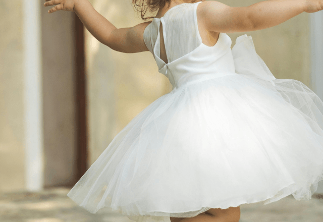 田舎の入園式で…『真っ白なワンピース姿』で母へ駆け寄った直後⇒【一瞬で起きた大惨事】に「嘘…」