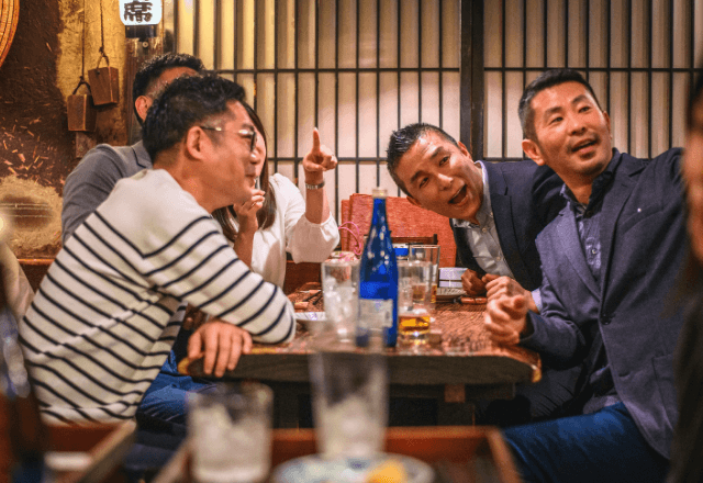 居酒屋で…「おい、これ量少ねえ!」店員に執拗に絡む団体客。直後⇒「おぉ~!」店内に歓声が沸いたワケ…