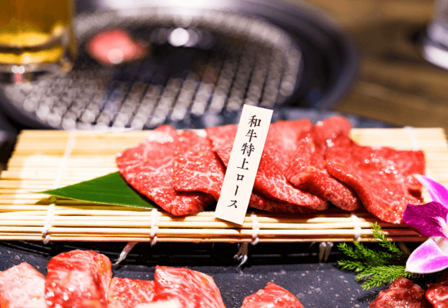 焼肉店で…土足で騒ぐ子を注意され激怒。親「二度と来るか！」直後⇒去った後の“テーブルの下”に店員が悲鳴…